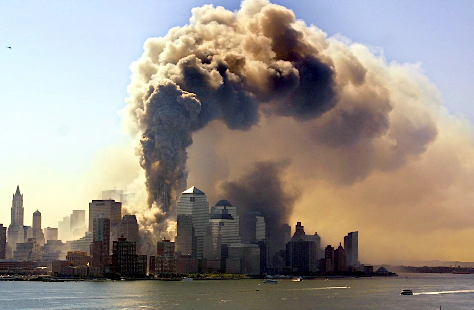 Moment in dem einer der beiden Zwillingstürme des World Trade Centers kollabiert.
