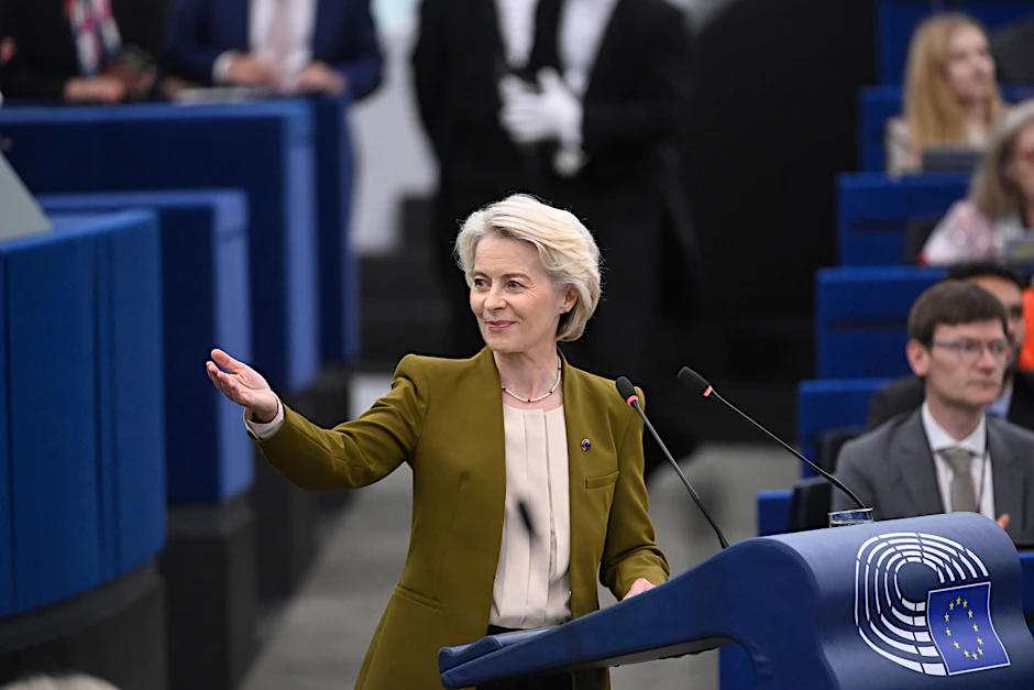 Die Präsidentin der Europäischen Kommission, Ursula von der Leyen, gestikuliert während ihrer Rede zur Lage der Union im Europäischen Parlament in Straßburg.