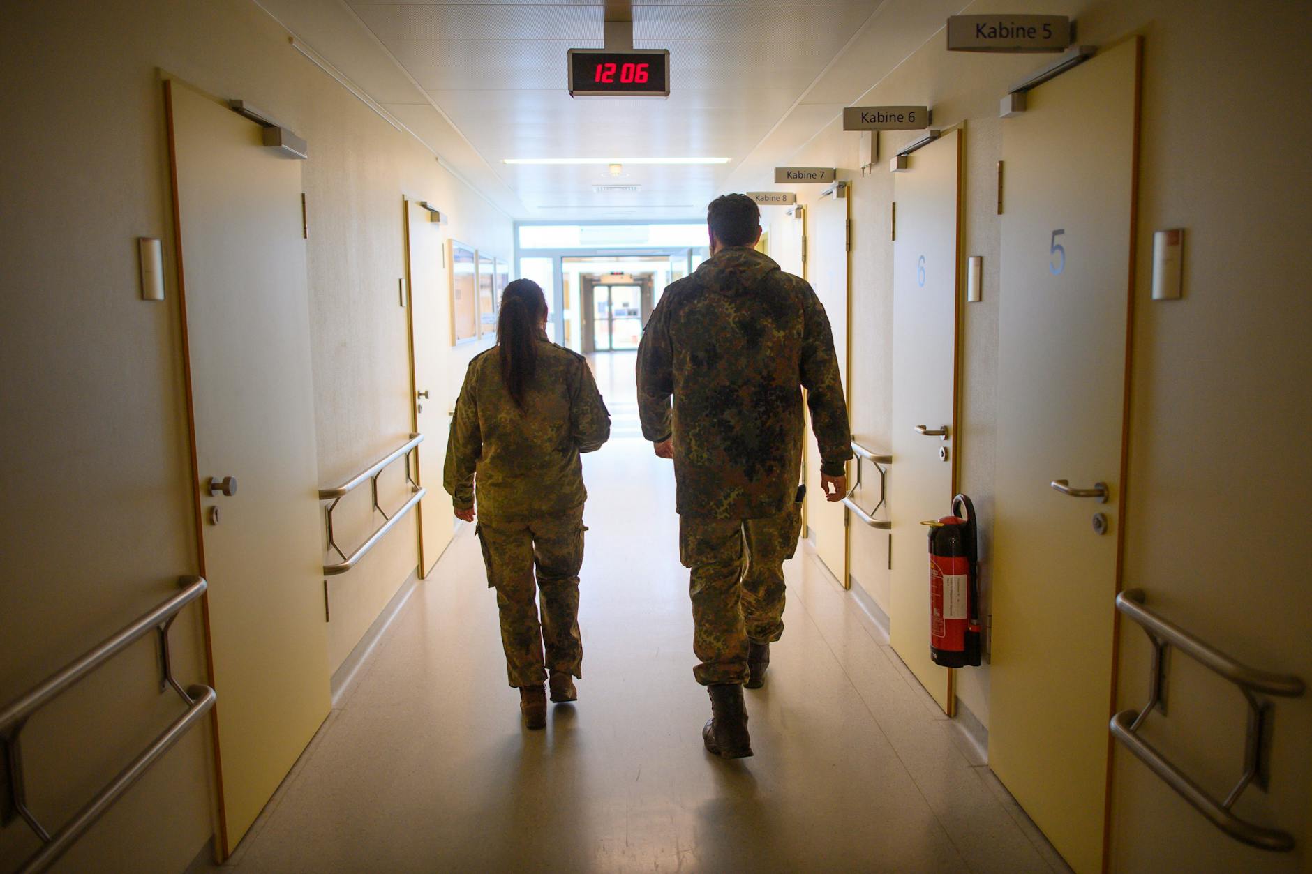 Soldaten des Sanitätsdienstes der Bundeswehr laufen über den Flur eines Krankenhauses.