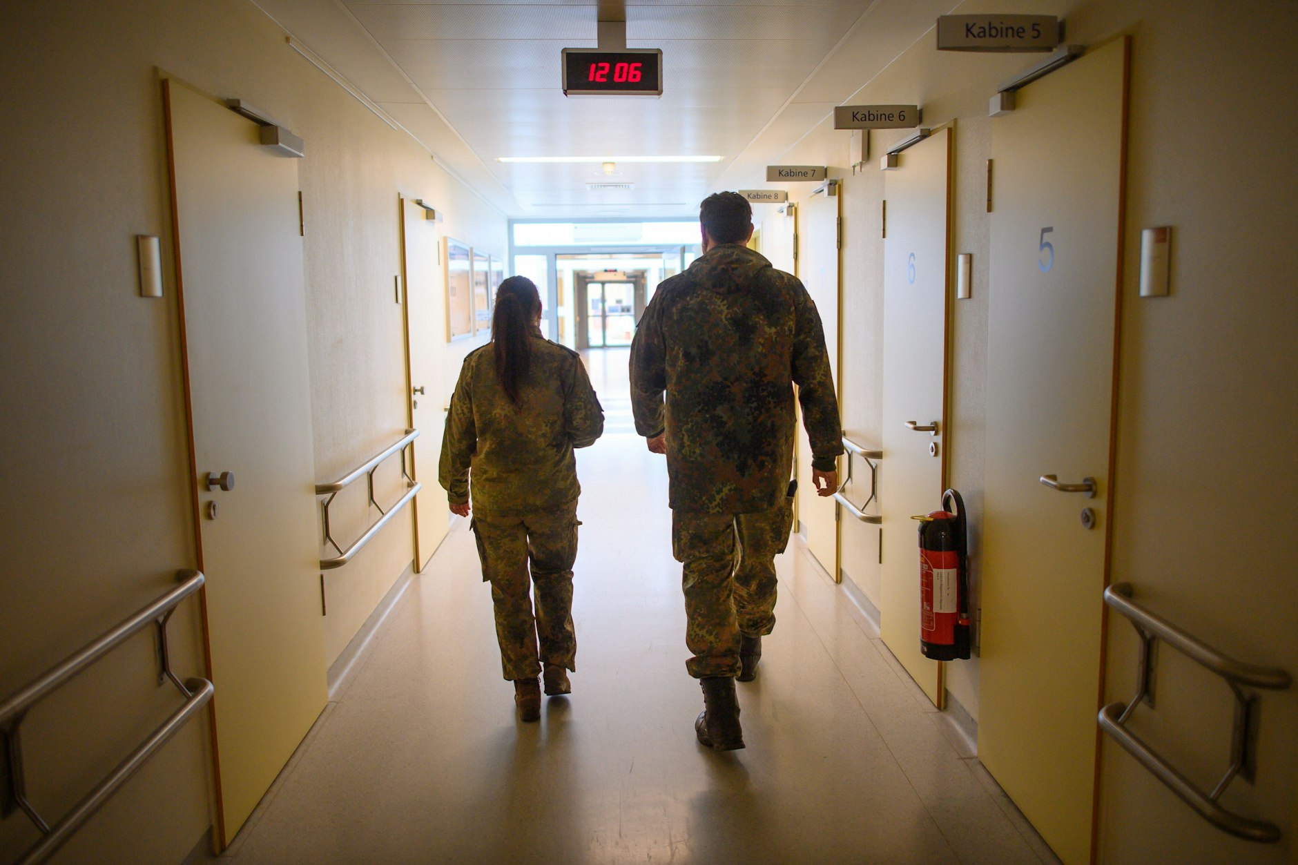 Soldaten des Sanitätsdienstes der Bundeswehr laufen über den Flur eines Krankenhauses.