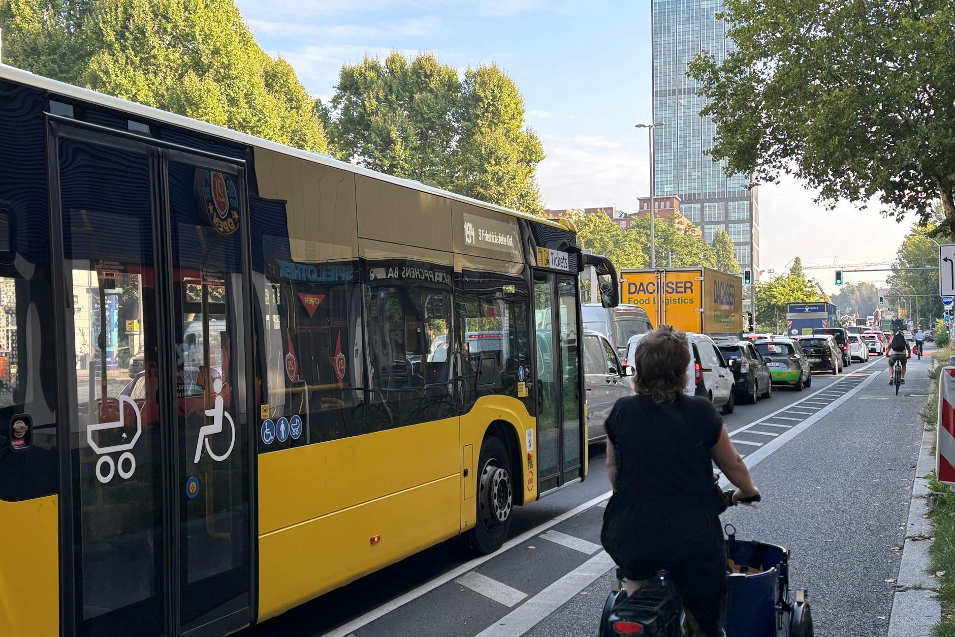 Ein BVG-Bus steht im September 2025 vor der Elsenbrücke im Stau: Zwar wurde die Busspur in der Elsenstraße inzwischen verlängert, trotzdem stockt in Treptow rund um die A100 weiterhin der Verkehr.