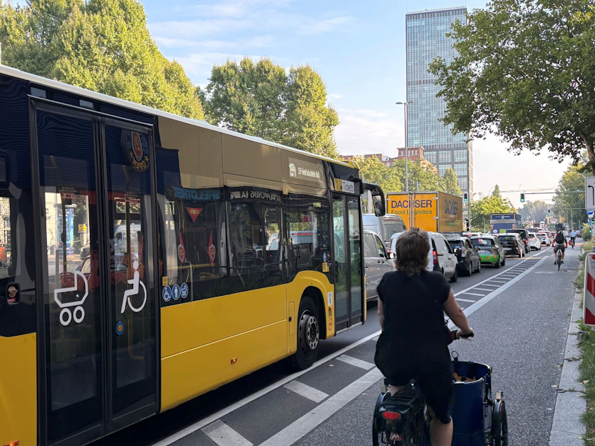 Nach Eröffnung der A100: Wie der Stau in Treptow Busse der BVG ausbremst