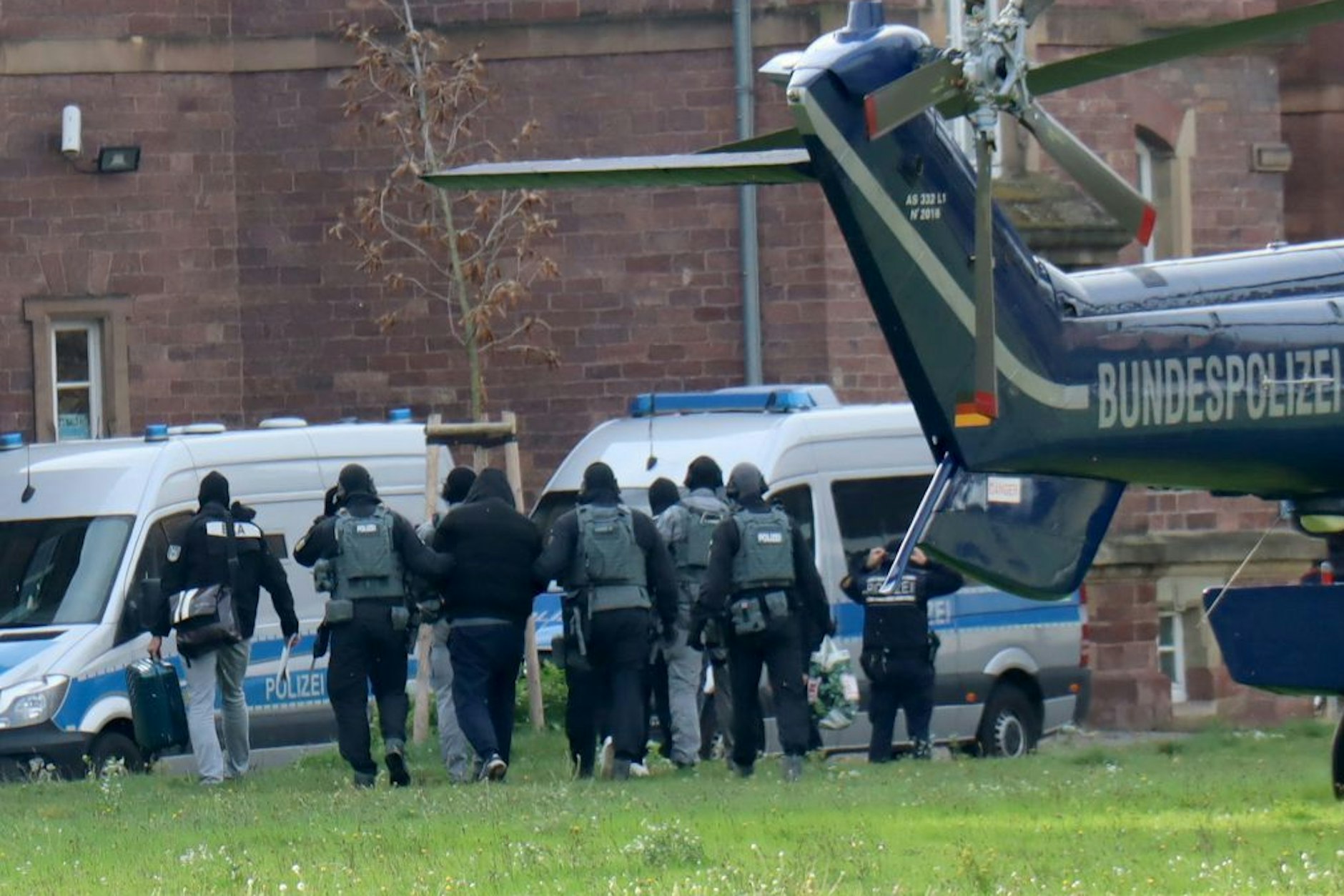 Angeklagt sind acht junge Männer wegen Mitgliedschaft in einer rechtsterroristischen Vereinigung.