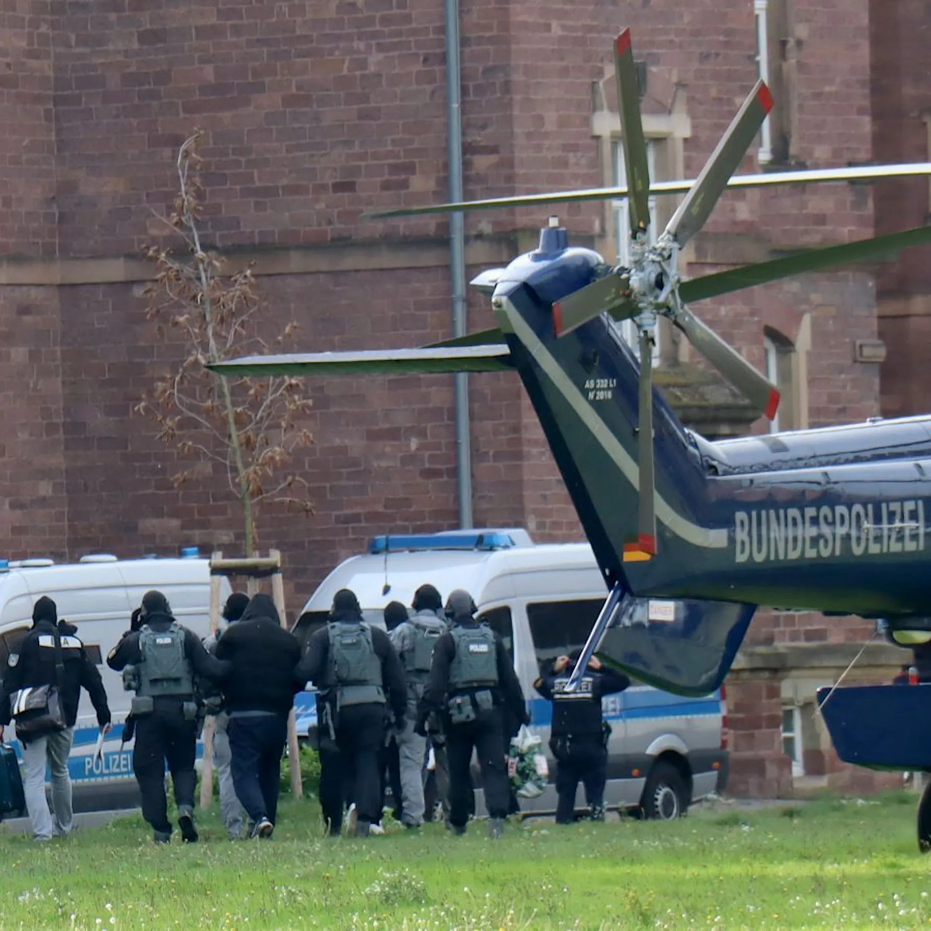 „Sächsische Separatisten“: Adolf Hitler, Softair-Waffen und acht junge Männer