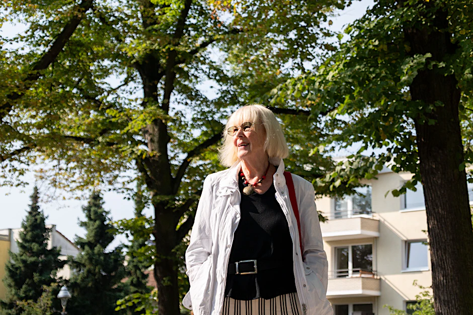 Monika Heintze (86) am Hausotterplatz in Berlin-Reinickendorf. Hier im Kiez wuchs sie auf.