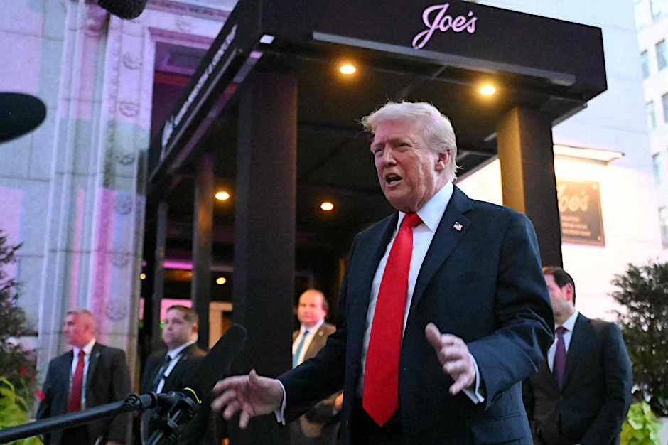 US-Präsident Donald Trump spricht mit Reportern vor dem Restaurant „Joe’s Seafood, Prime Steak & Stone Crab“ in Washington.