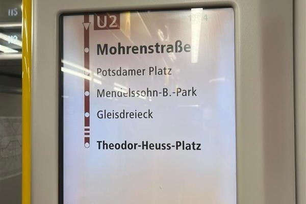 In viele U-Bahnzügen wird immer noch Mohrenstraße, der alte Name des Bahnhofs, angezeigt. Vor allen Dingen für Touristen verwirrend.