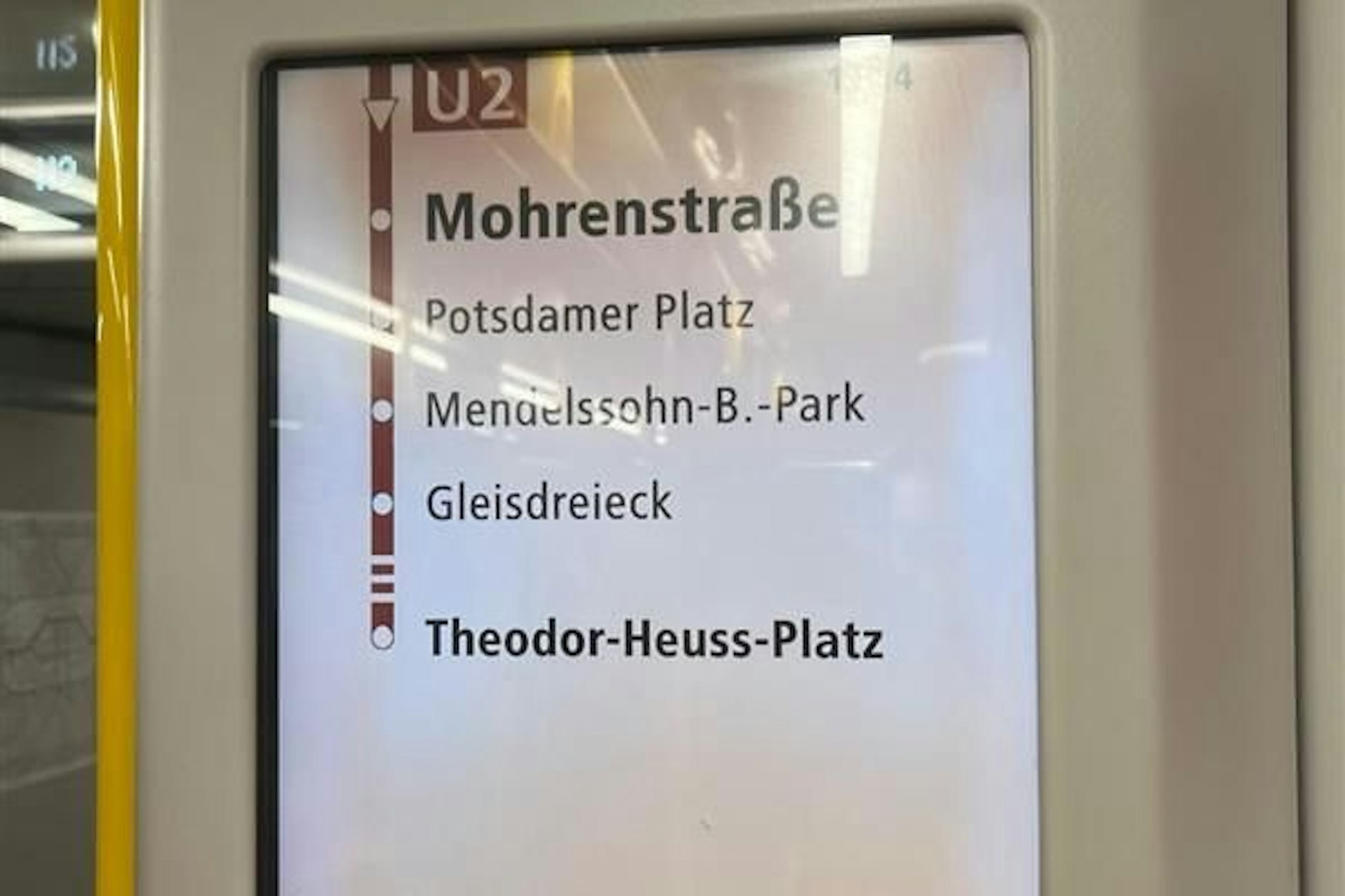 In viele U-Bahnzügen wird immer noch Mohrenstraße, der alte Name des Bahnhofs, angezeigt. Vor allen Dingen für Touristen verwirrend.