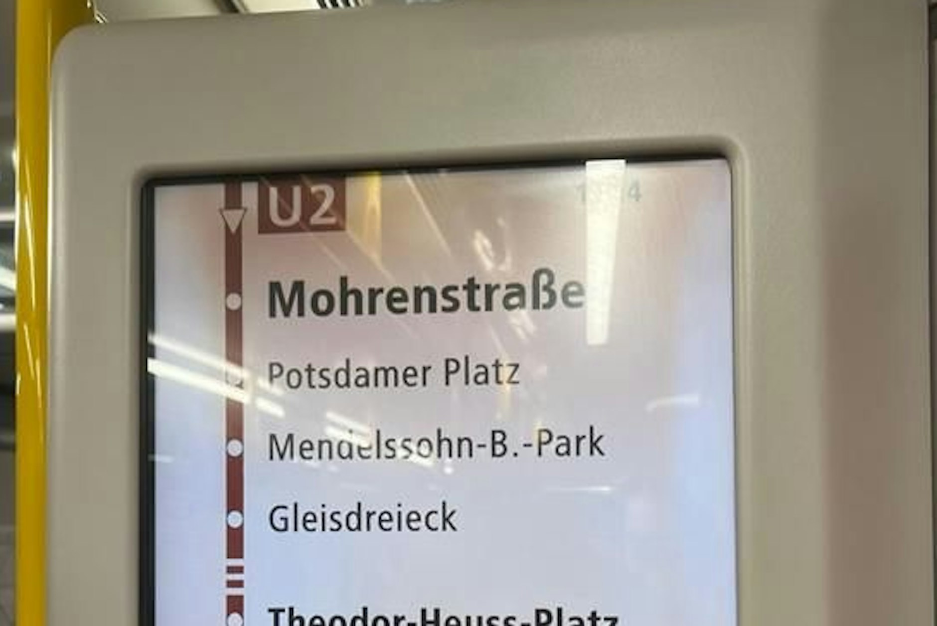 Nächster Halt Mohrenstraße: So ist es auf einer digitalen Anzeige in einer U-Bahn der U2 noch immer zu lesen.