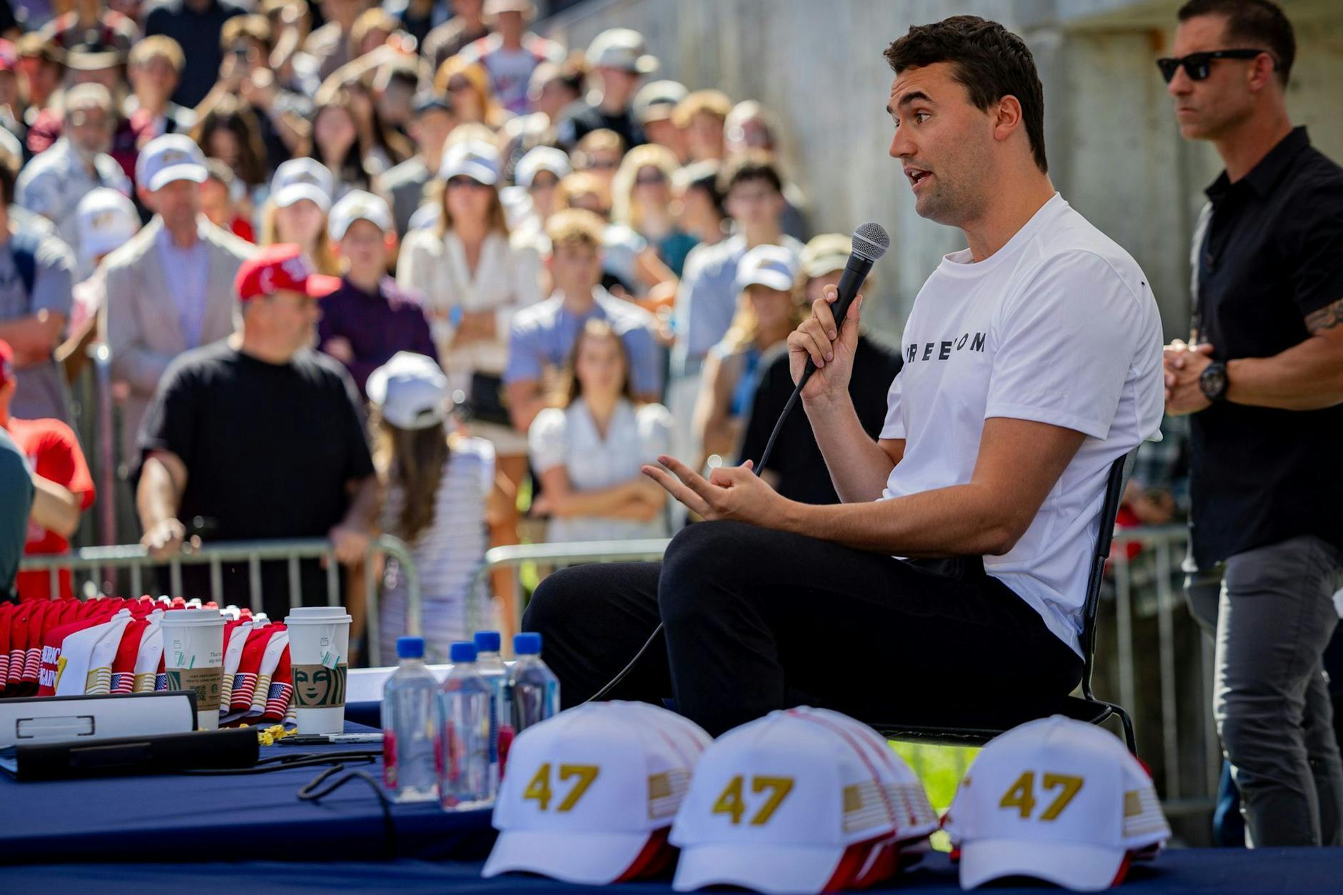 Charlie Kirk spricht an der Utah Valley University. Kurz danach fällt der tödliche Schuss.