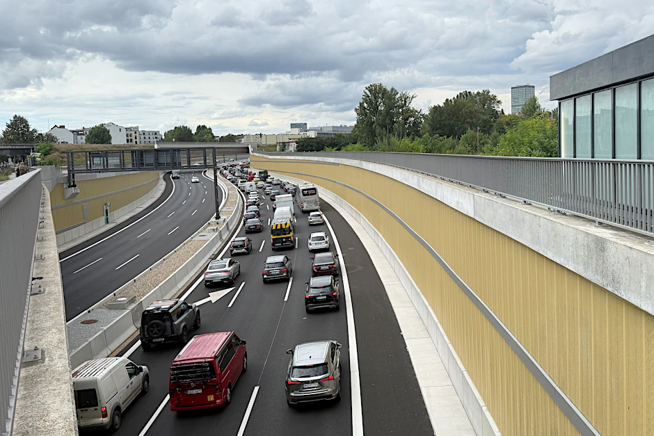 Die verlängerte Berliner Stadtautobahn A100 führt nach Treptow. Bauzeit für 3,2&nbsp; Kilometer: Mehr als zehn Jahre.
