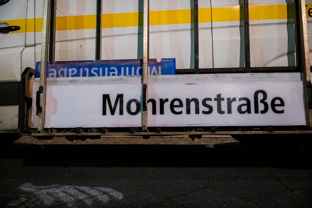 Mohrenstraße Geschichte? Nicht in Berlins U-Bahn – dort fährt sie weiter mit