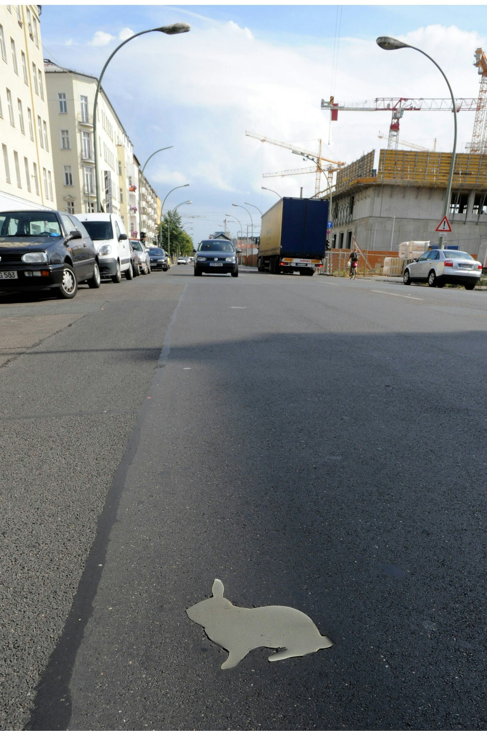 Das Denkmal Kaninchenfeld erinnert mit 120 in den Boden eingelassenen Silhouetten an die Mauerkaninchen aus dem Todesstreifen.