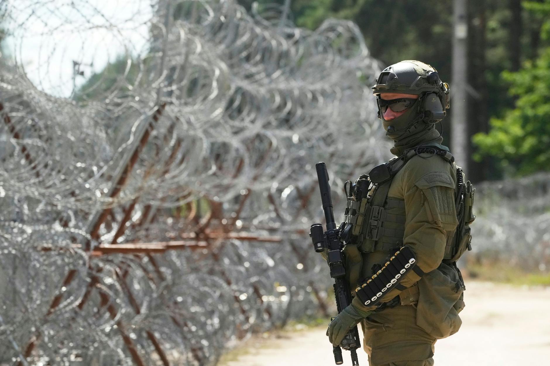 Ein polnischer Grenzschutzbeamter steht an der polnisch-belarussischen Grenze.