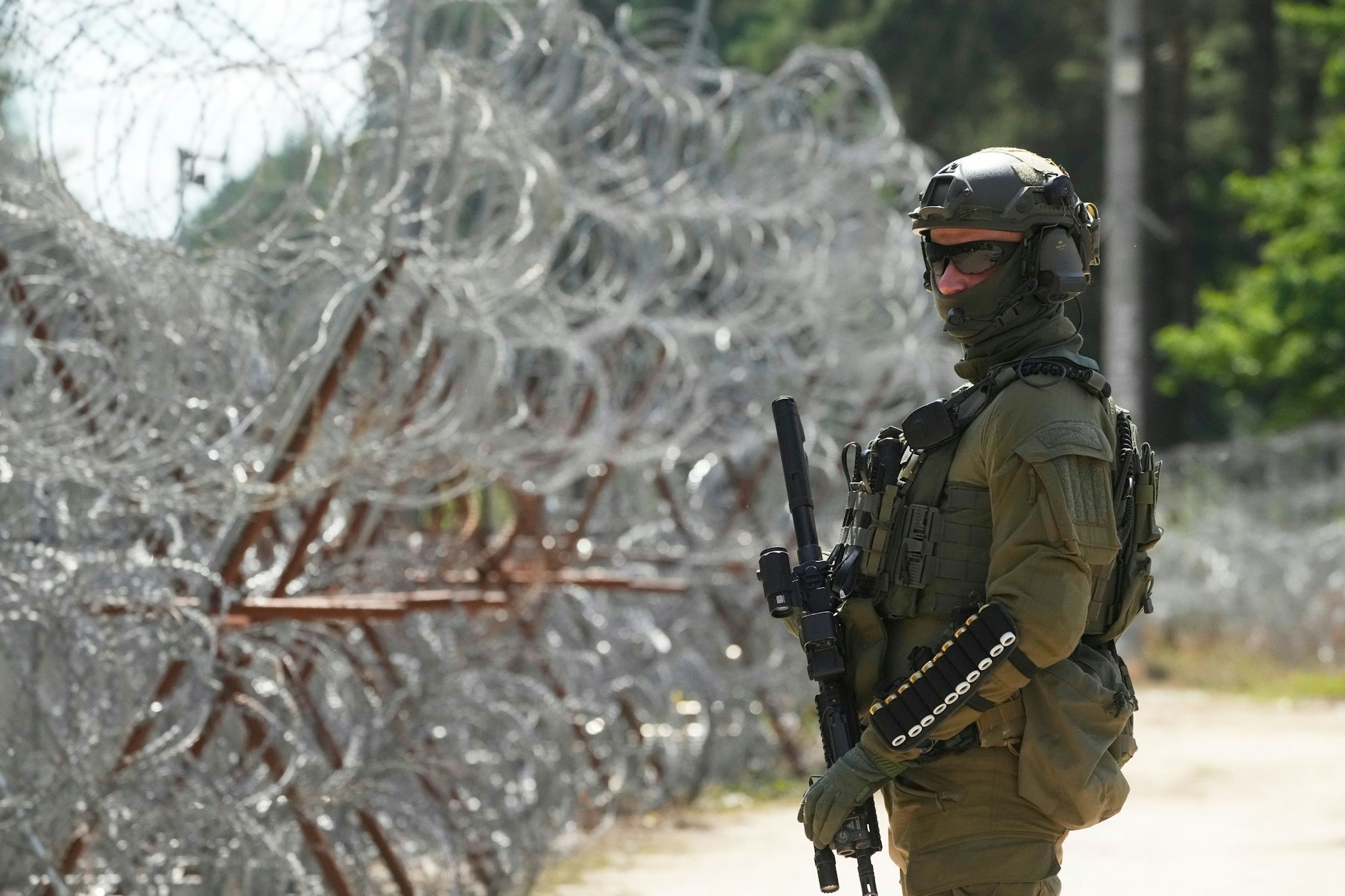 Ein polnischer Grenzschutzbeamter steht an der polnisch-belarussischen Grenze.