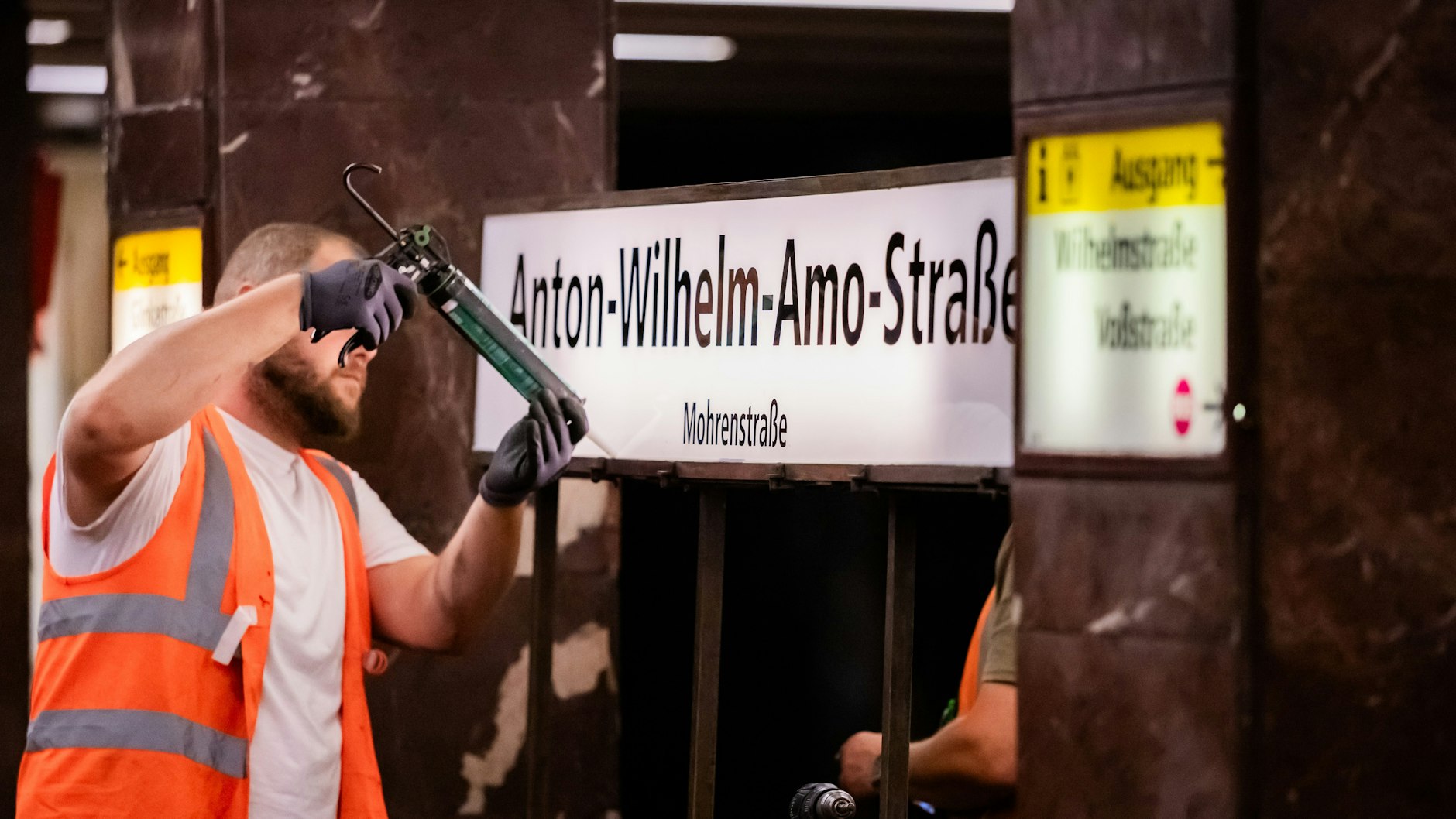Ende August wurden die Schilder ausgetauscht, die U-Bahnstation Mohrenstreaße heißt nun Anton-Wilhelm-Amo-Straße. Doch auf den Stations-Anzeigen in den U-Bahnen existiert noch der alte Name.