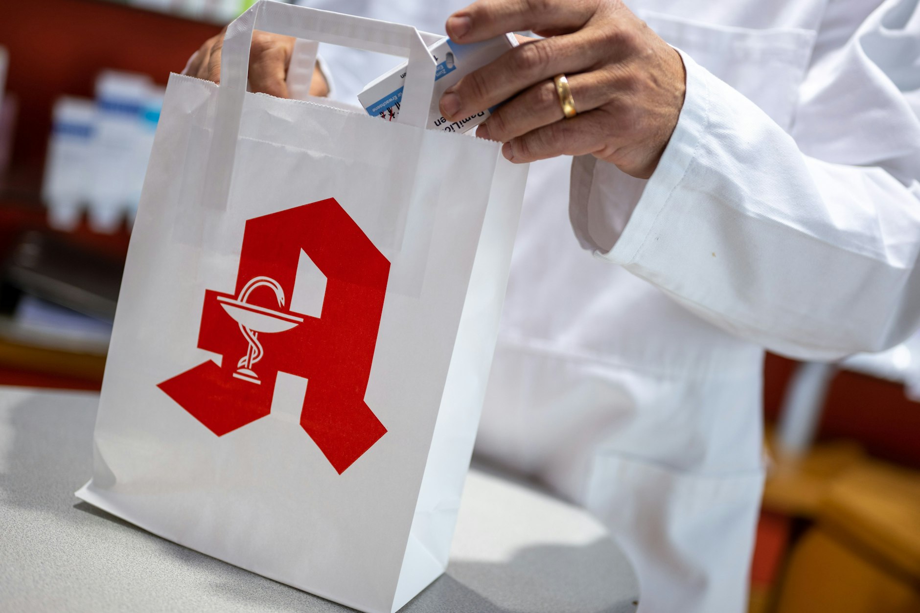 Ein Apotheker aus Berlin steht im Verdacht, die Krankenkassen um 176.000 Euro betrogen zu haben.