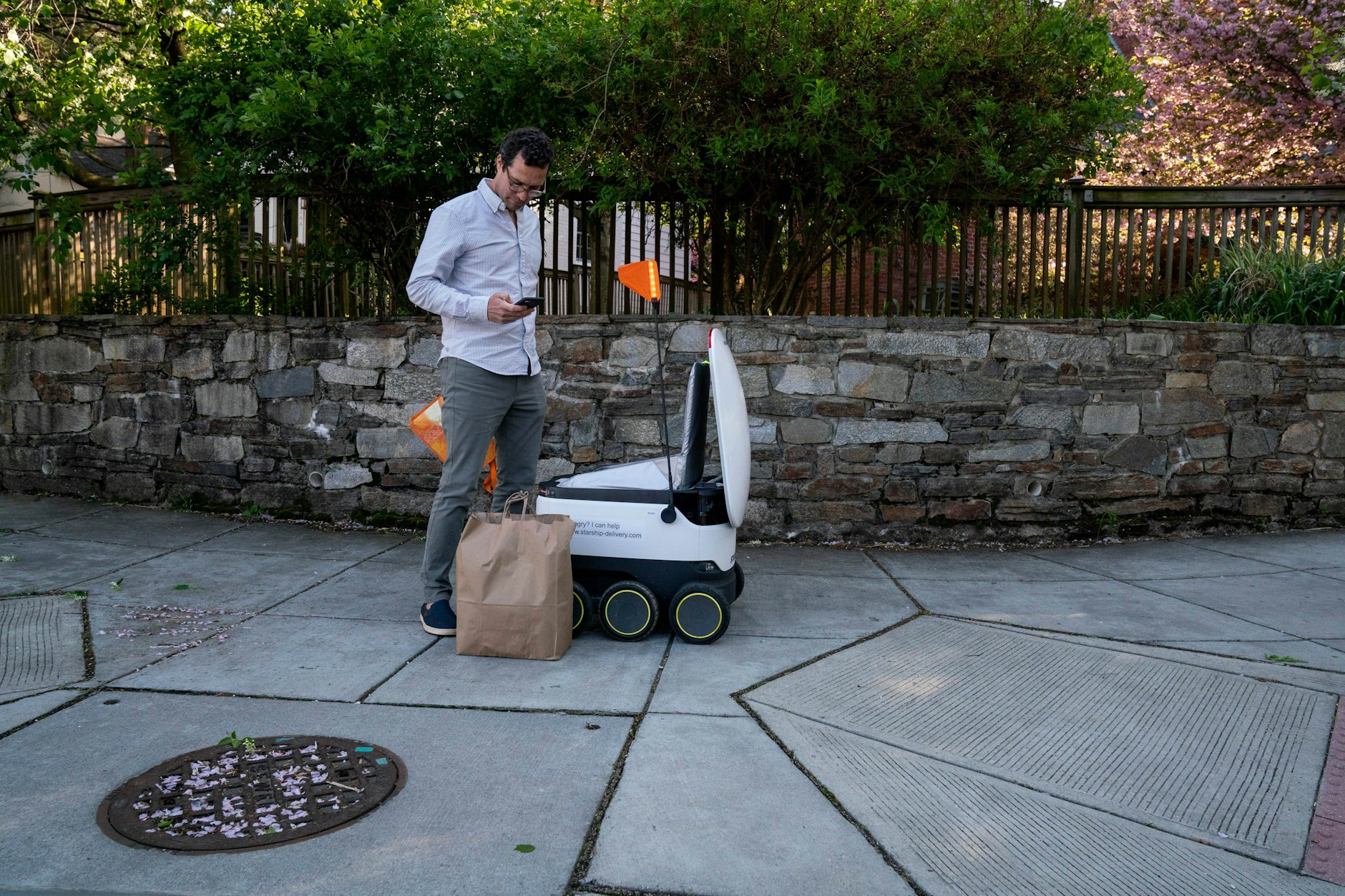 Ein autonom fahrender Lieferroboter von Starship Technologies fuhr 2020 in Wolfsburg – nach wenigen Tagen war der Versuch beendet.