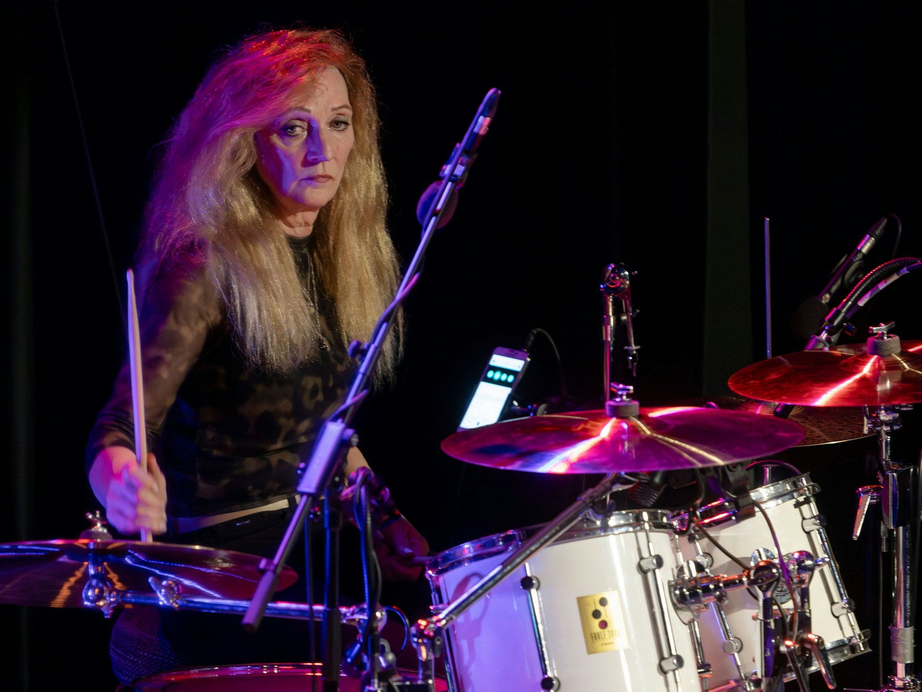 Tina Powileit am Schlagzeug. Auch nach dem Ende der DDR stand sie mit verschiedenen Band-Projekten auf der Bühne.