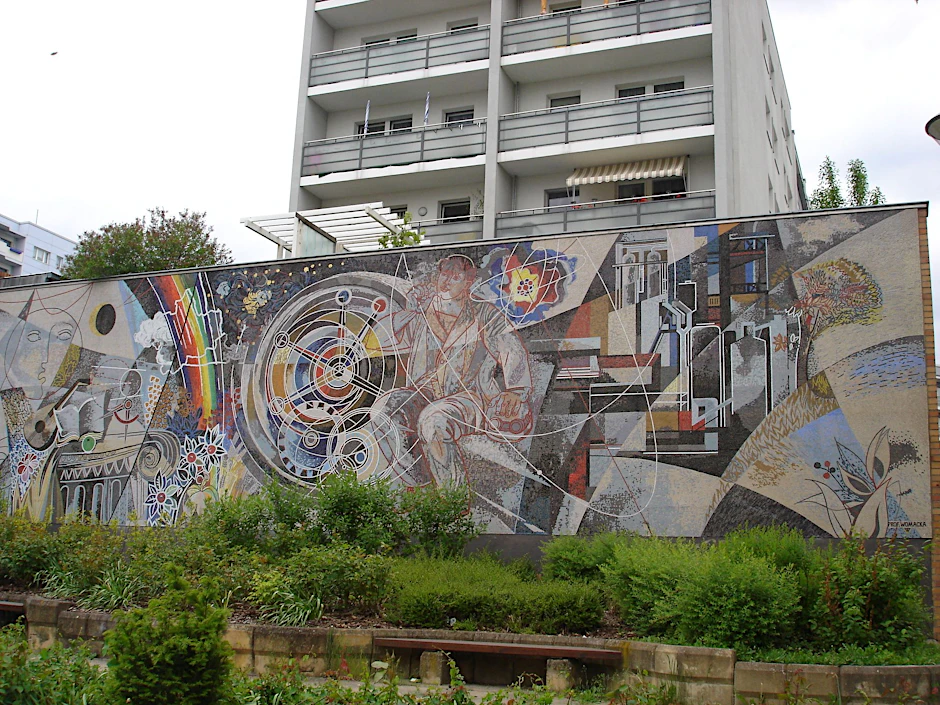 17 Meter langer Glaube an die moderne Zukunft vor Hochhaus: Womackas „Arbeit für das Glück des Menschen“, 1988/89