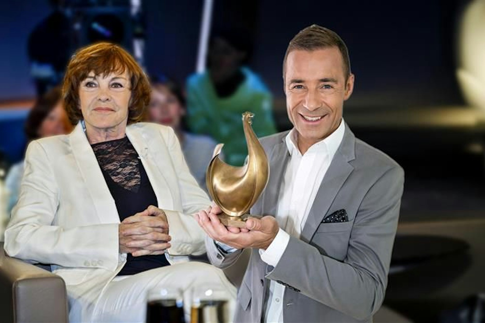 DDR.-Star Katrin Sass (68) darf sich auf die Ehren-Henne freuen, die hier Kai Pflaume zeigt, der die Gala am Freitag mitmoderieren wird.