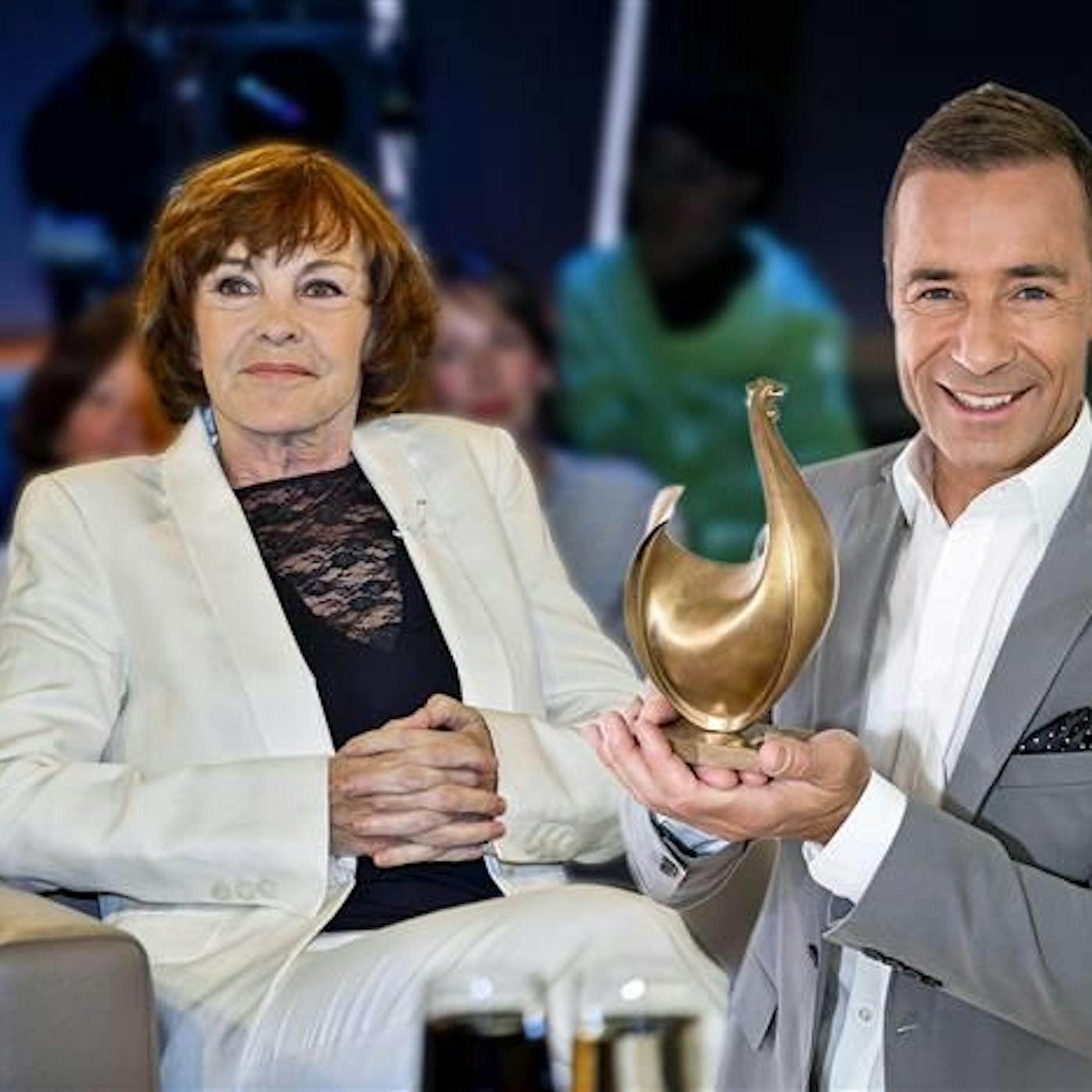 Kai Pflaume macht DDR-Star Katrin Sass zur Henne