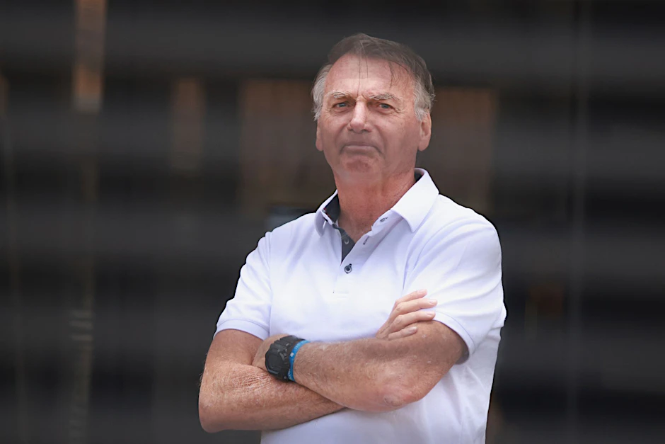 Der ehemalige brasilianische Präsident Jair Bolsonaro steht am Eingang seines Hauses, in dem er unter Hausarrest steht.