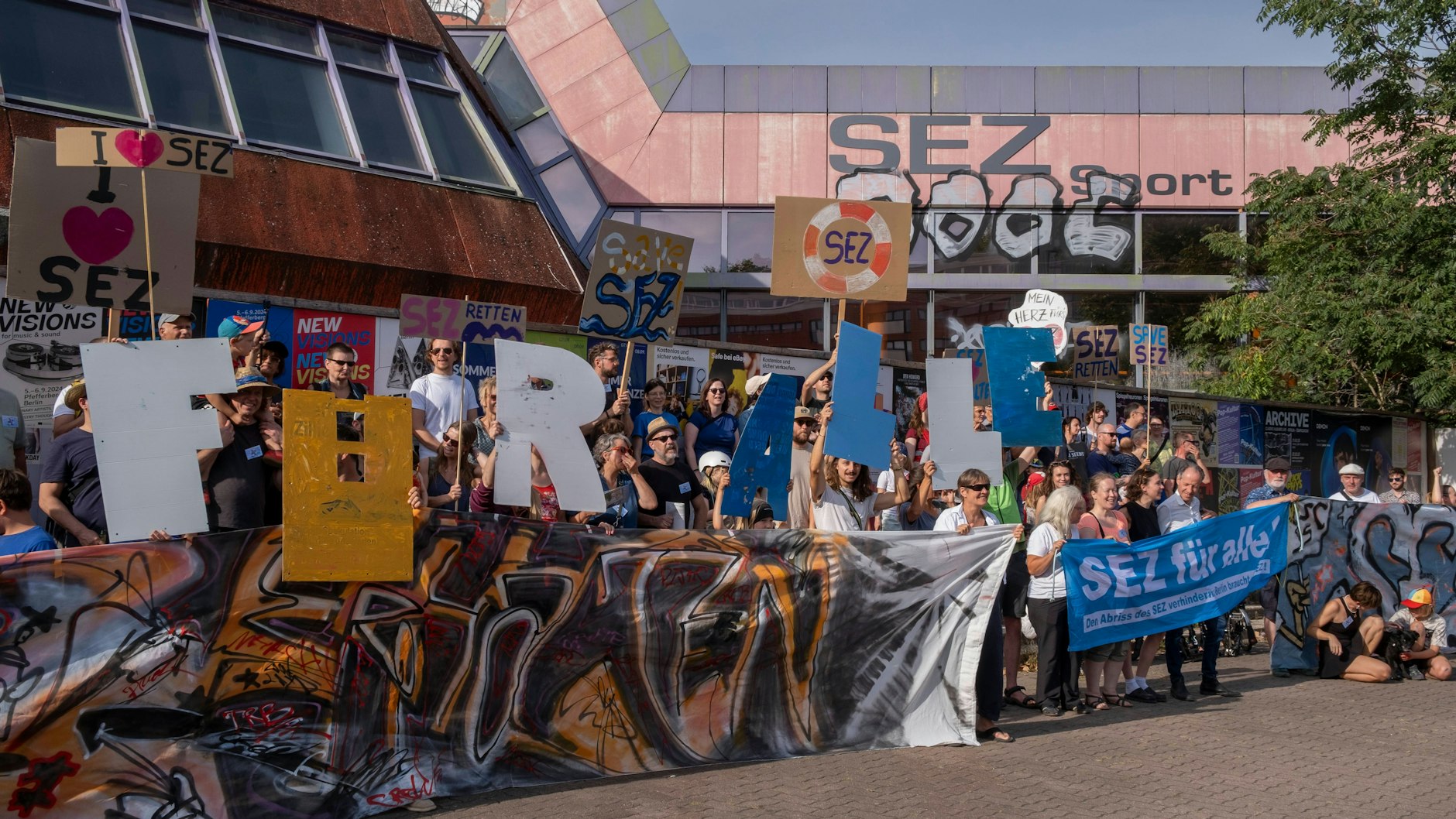 Am Tag des Denkmals vor einem Jahr bildeten Demonstranten eine Menschenkette für den Erhalt des SEZ.