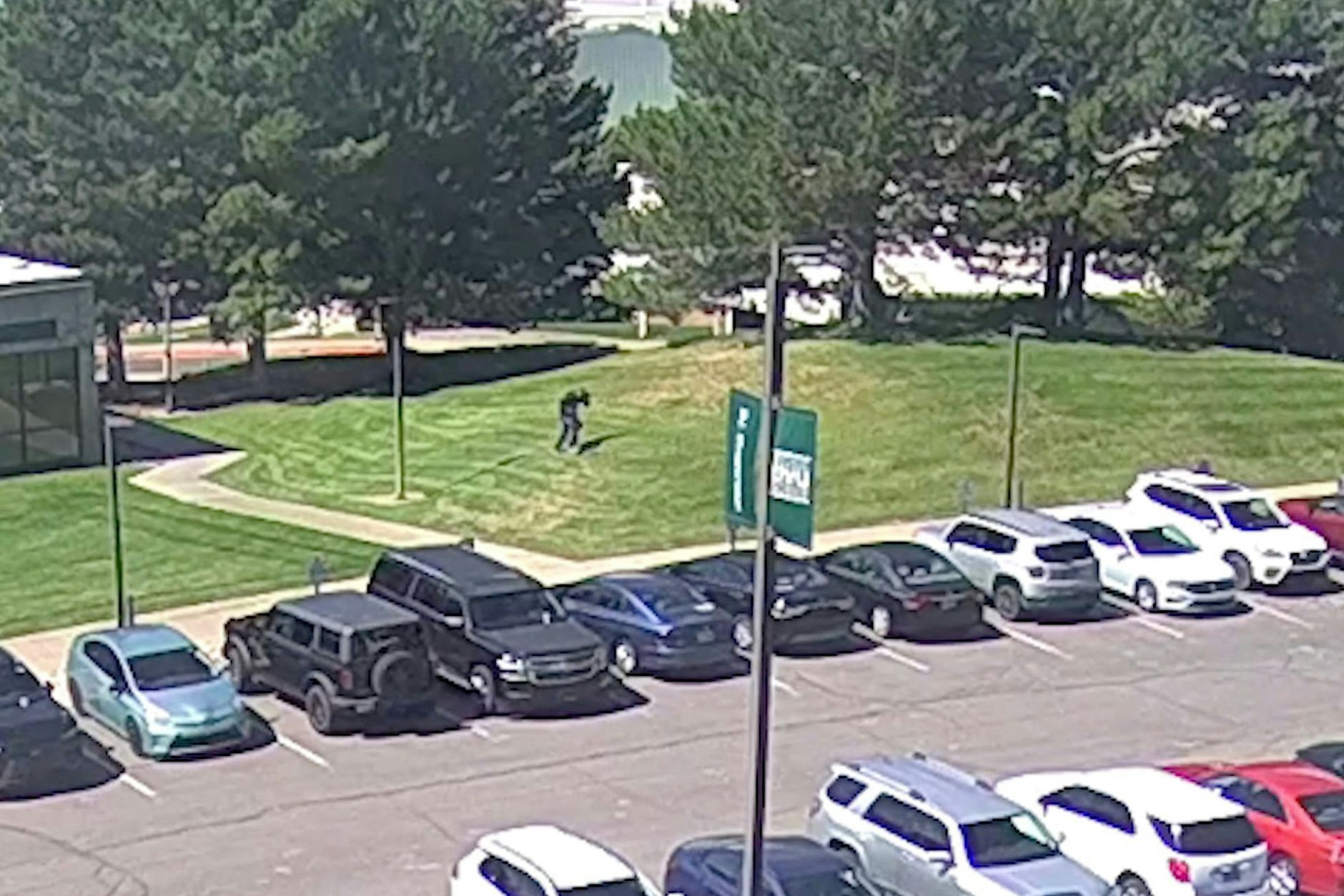 Auf einem Screenshot des vom FBI veröffentlichten Videos ist der mutmaßliche Schütze zu sehen.