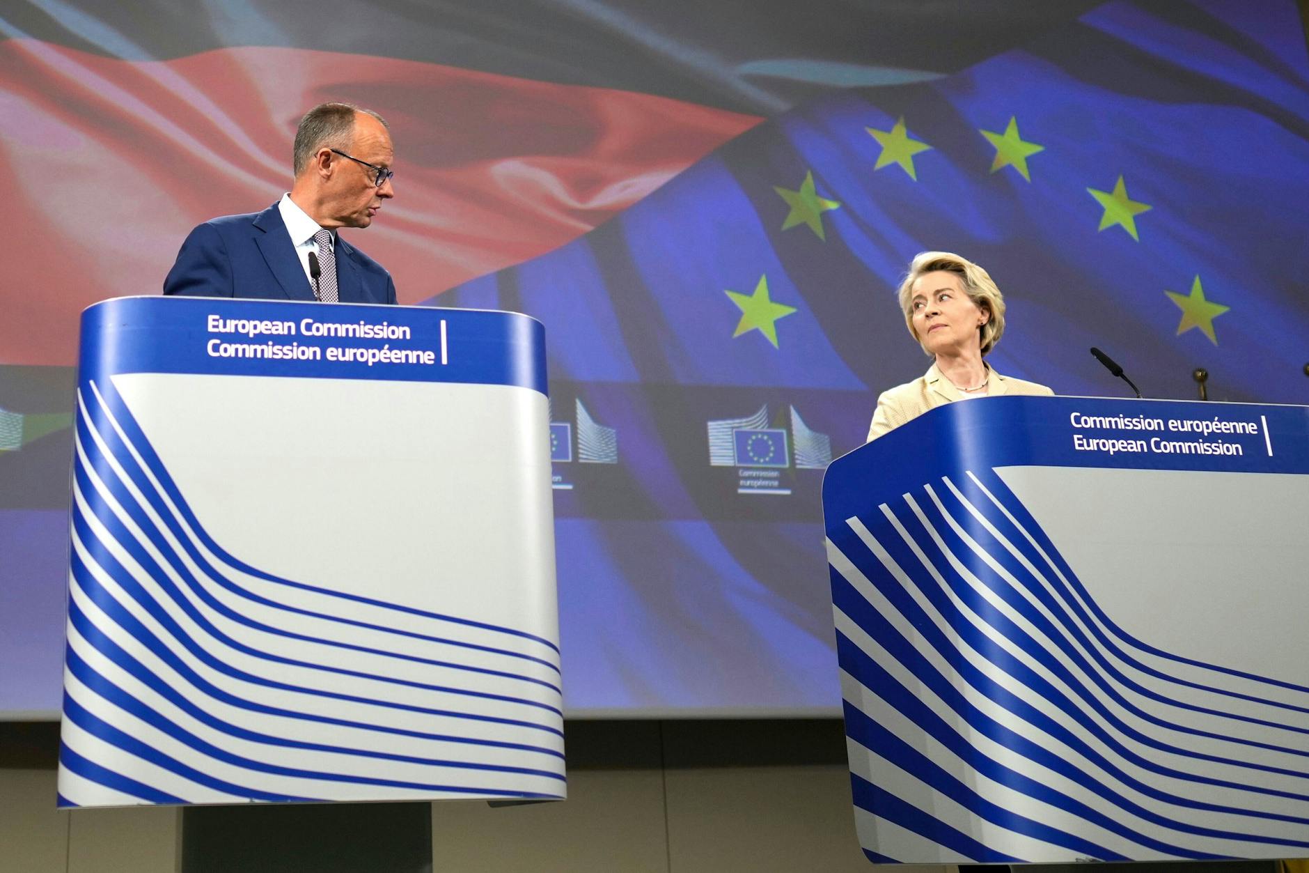 Bundeskanzler Friedrich Merz und EU-Kommissionschefin Ursula von der Leyen. Die EU hat bereits das 18. Sanktionspaket gegen Russland verhängt.