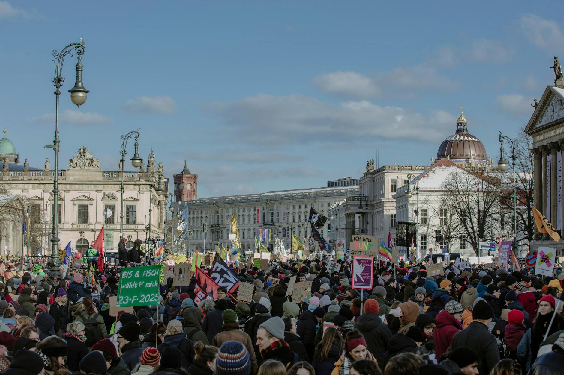 Demonstration gegen die AfD und Zusammenarbeit mit ihr, kurz vor der Bundestagswahl im Februar
