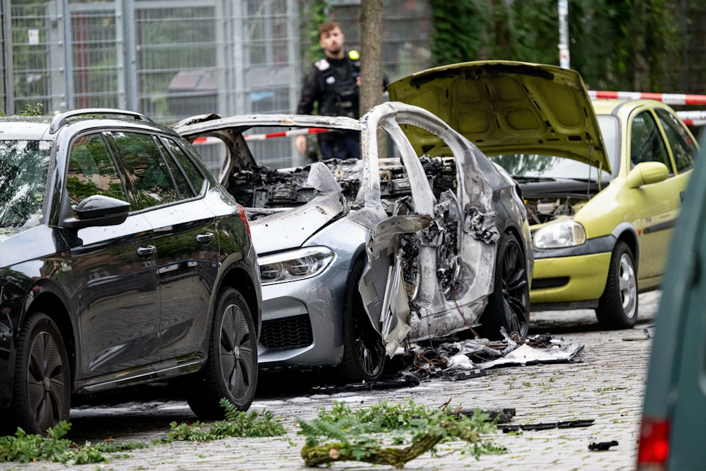 „Wie eine Bombe“: Anwohnerin schildert Auto-Explosion in Schöneberg