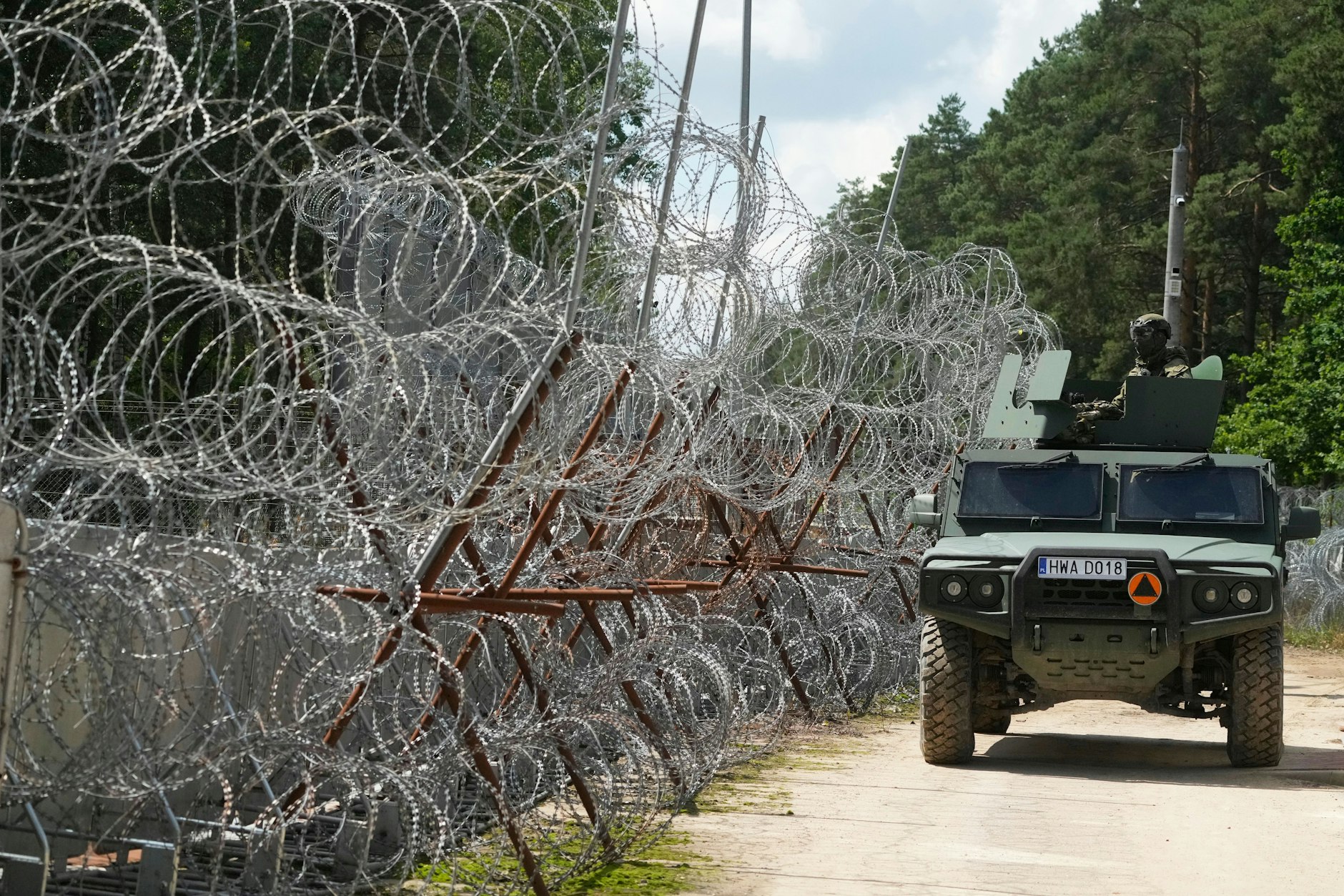 Ein gepanzertes Fahrzeug der polnischen Grenztruppen steht an der polnisch-belarussischen Grenze.