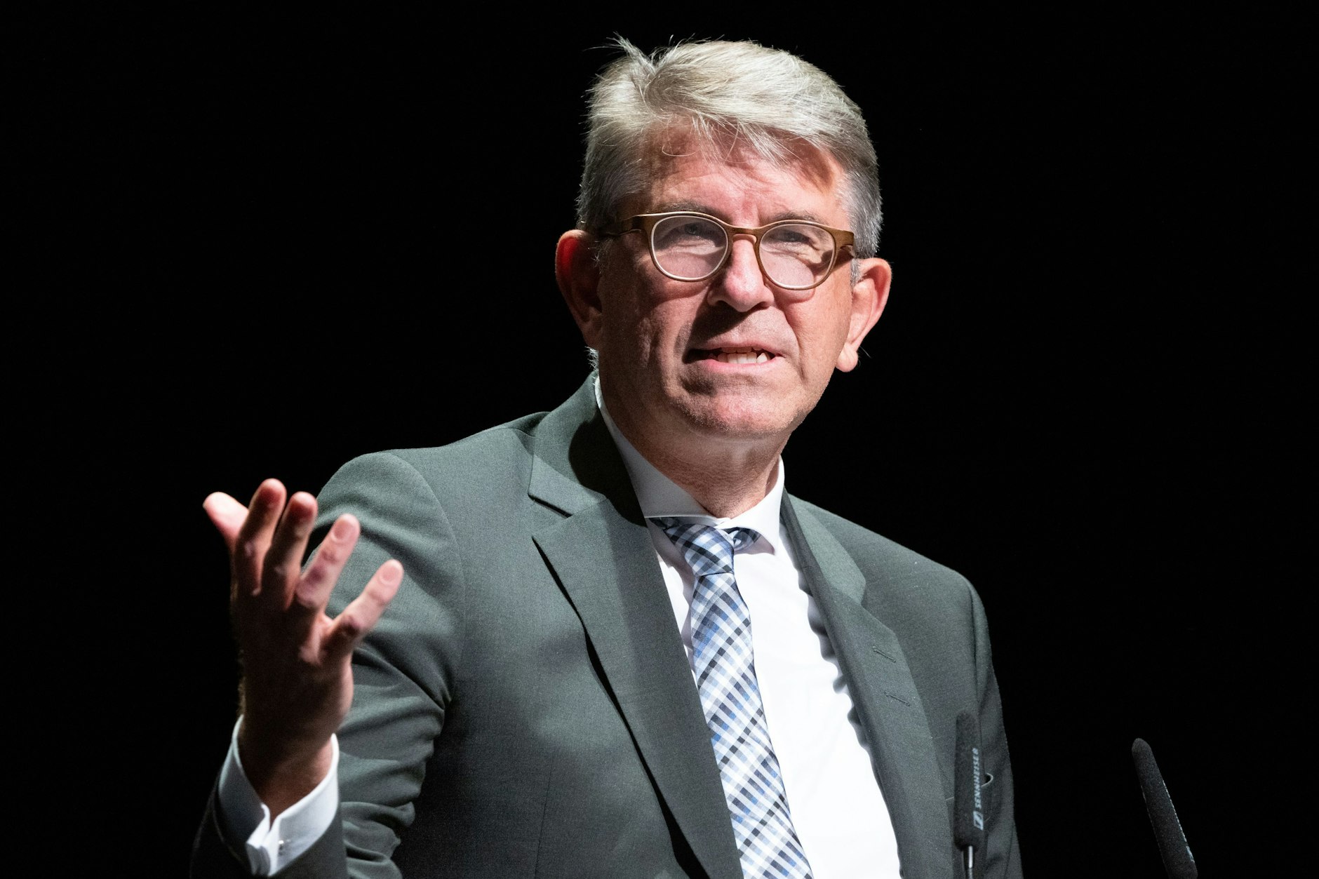 Wolfram Weimer, Staatsminister für Kultur und Medien, spricht im Haus der Berliner Festspiele während der Eröffnung des Internationalen Literaturfestivals Berlin (ilb).