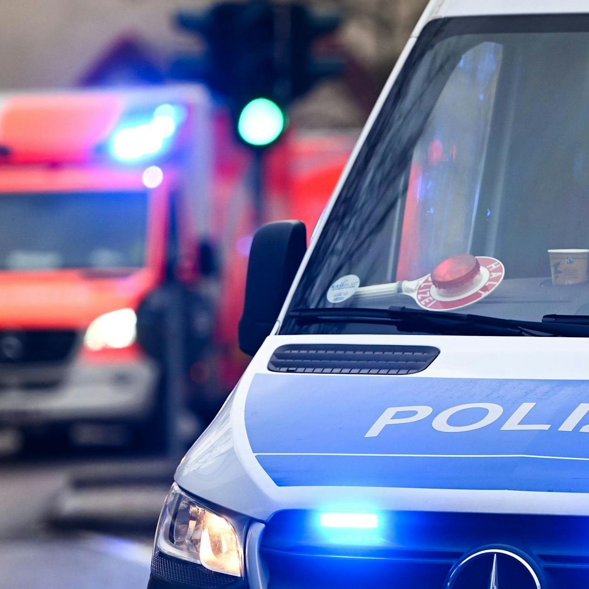 Transporter mit Dönerspießen knallt gegen Straßenbaum – zwei Verletzte