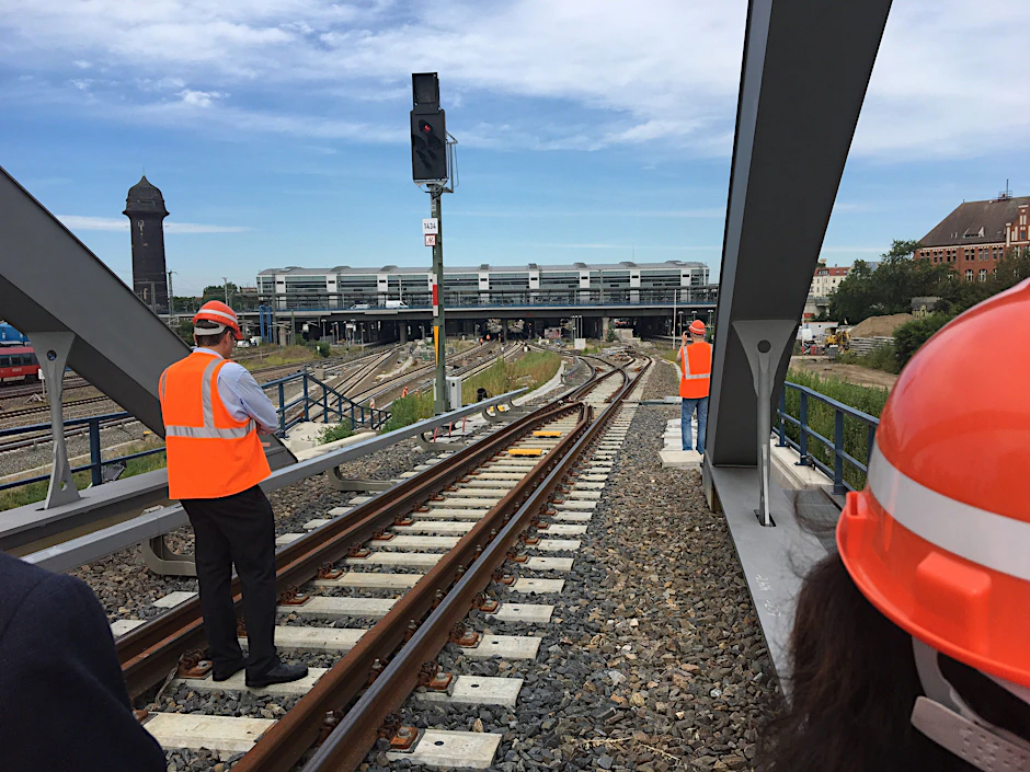 Menschen sind auf Berliner S-Bahn-Gleisen unterwegs: Bei diesem Medientermin am Bahnhof Ostkreuz ist es erlaubt – normalerweise jedoch nicht. Schließlich droht dort Lebensgefahr.