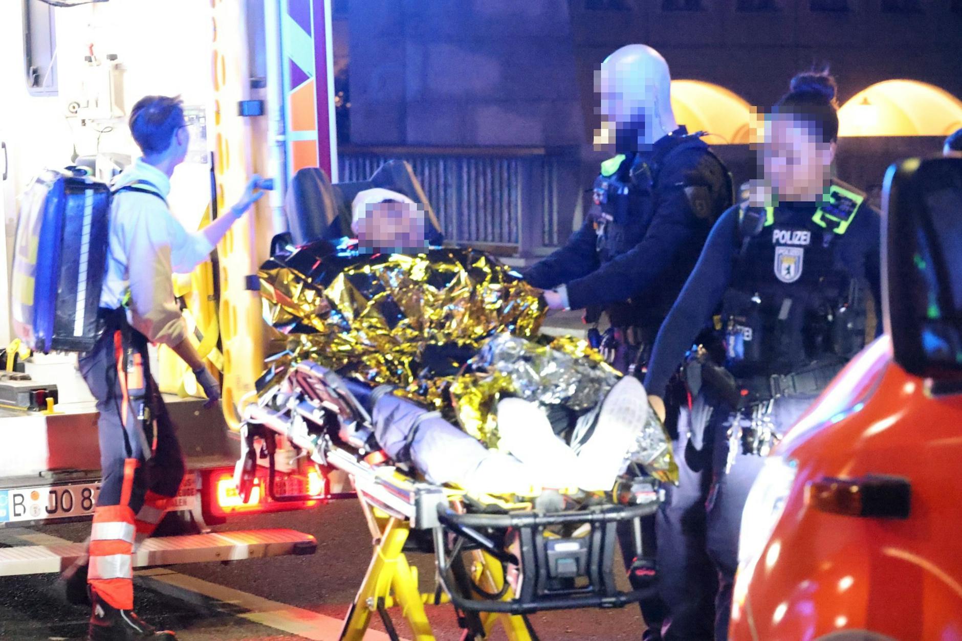 Abtransport eines Verletzten durch Rettungskräfte.