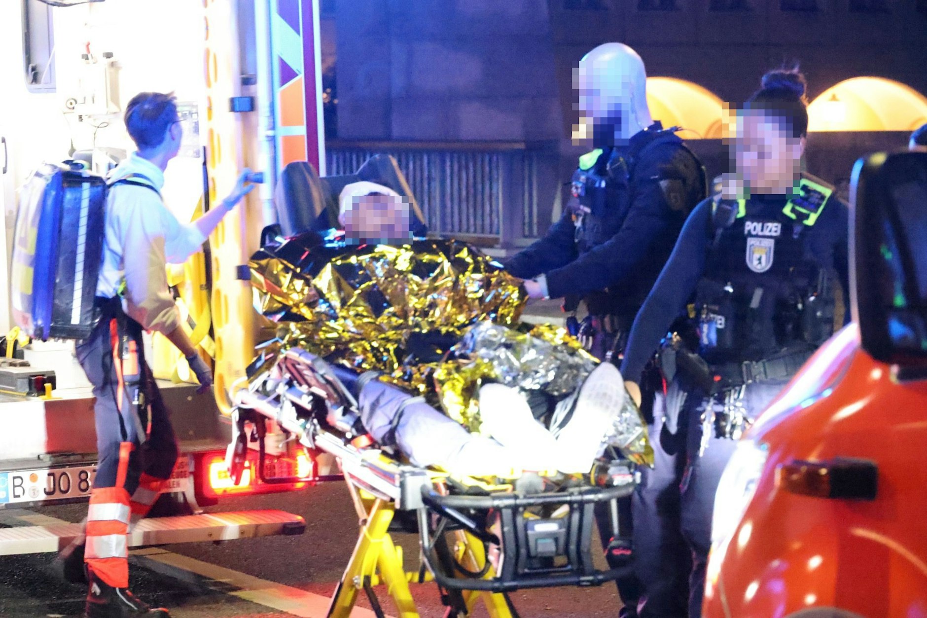 Abtransport eines Verletzten durch Rettungskräfte.