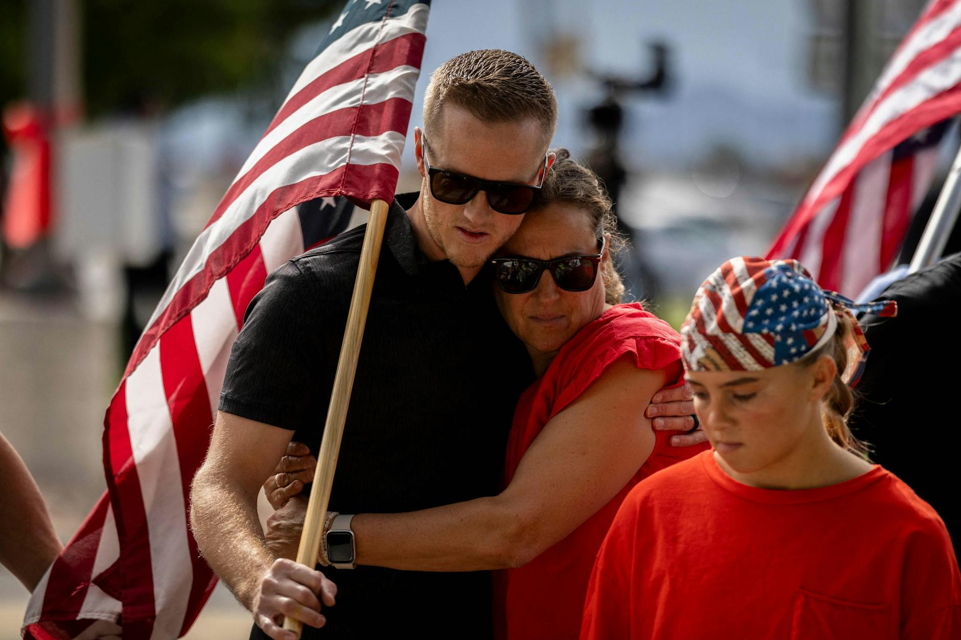 Trauernde versammeln sich nach dem Mord an Charlie Kirk an einer provisorischen Gedenkstätte auf dem Gelände der Utah Valley University.