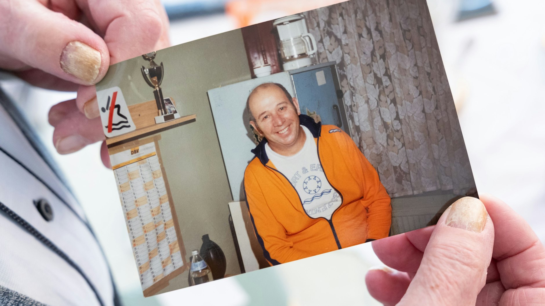 Jürgen Reinhardt mit einem Foto, das ihn als Bäder-Chef des SEZ in den 90er-Jahren zeigt.