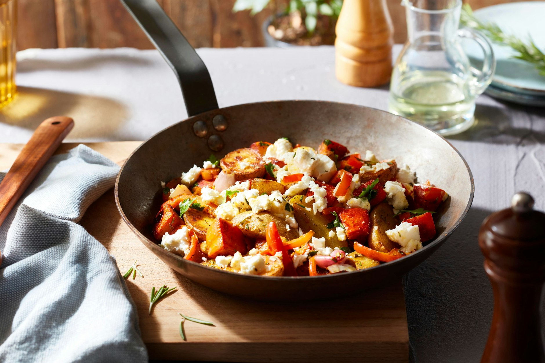 Das perfekte warme Abendessen für die ersten kühleren Herbsttage: Kartoffelpfanne mit Kürbis und Feta.