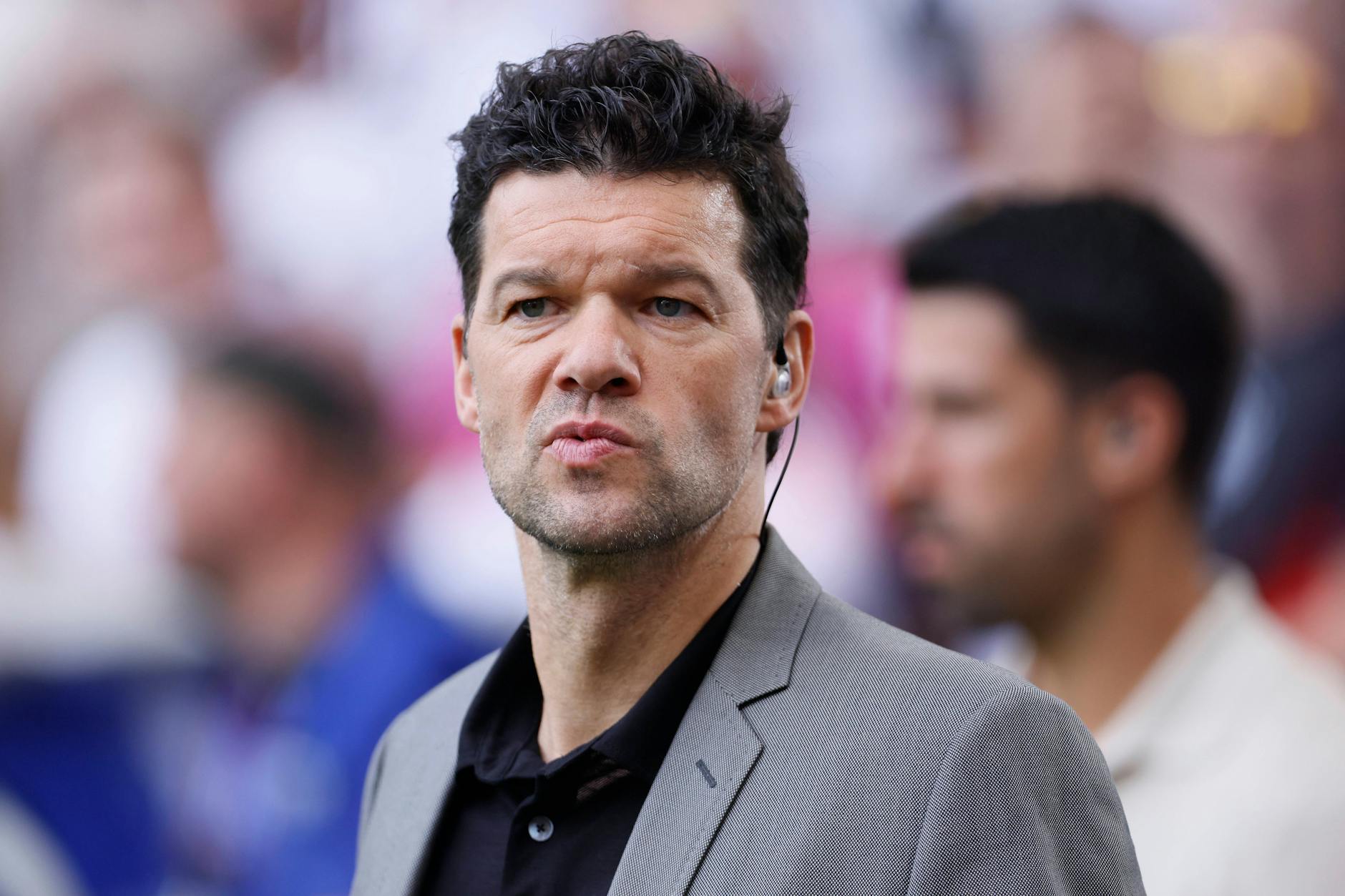 Ist das schon der kritische Blick des Künstlers? Michael Ballack während der EM 2024 im Stadion