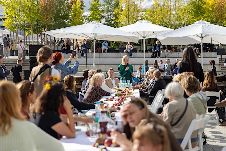 Viele Gäste kamen am Sonntag am Kulturforum zur Tafel im Grünen.