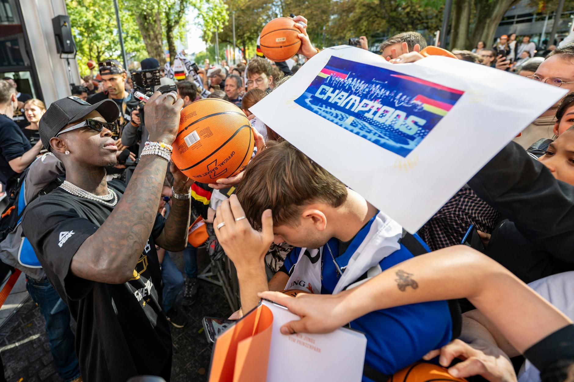 Nach dem Triumph bei der Europameisterschaft wurden die deutschen Basketballer in Frankfurt von rund 1000 Fans empfangen, mittendrin: Dennis Schröder.