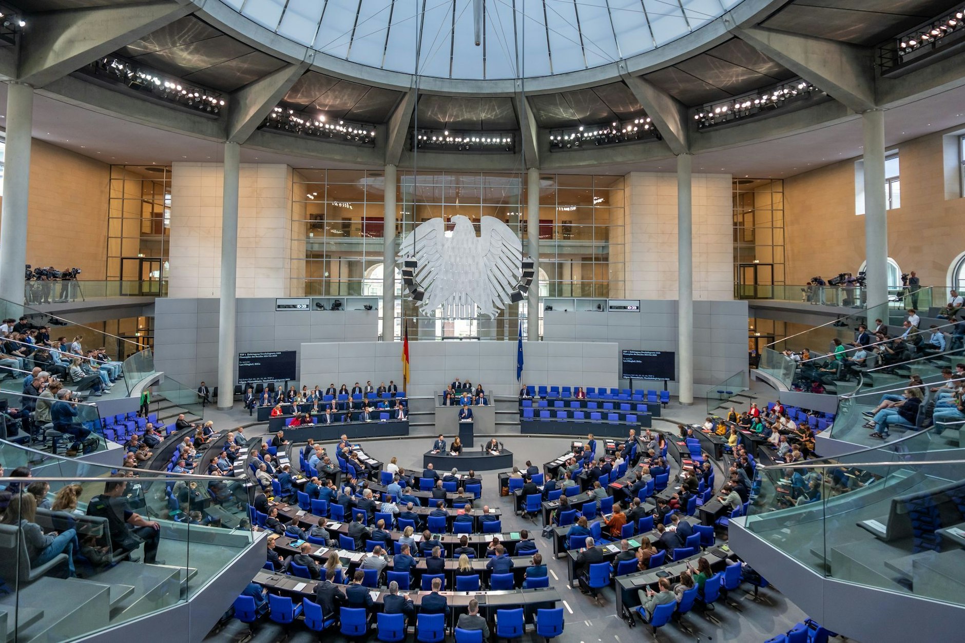 Wie lässt sich ein Weg finden, der die Demokratie nicht gefährdet? Plenum im Bundestag.