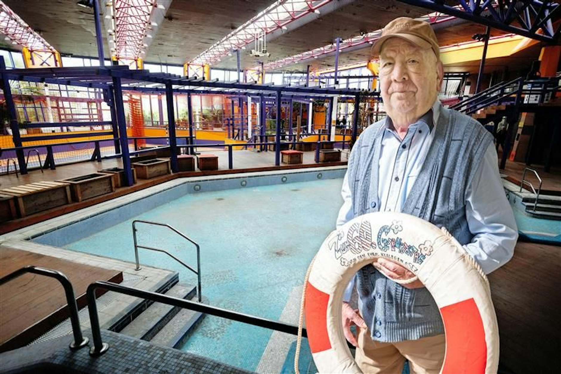 Jürgen Reinhardt (85) war der letzte Bäder-Chef im SEZ, der Rettungsring stammt noch von dort. Kollegen hatten Reinhardt diesen zum 60. Geburtstag geschenkt.