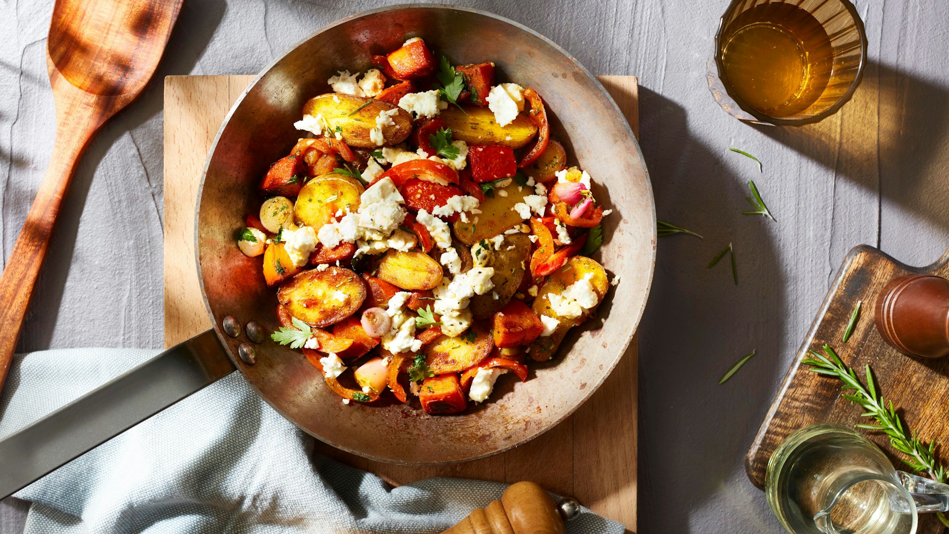 Die Kartoffelpfanne mit Kürbis steht in einer halben Stunde auf dem Tisch.