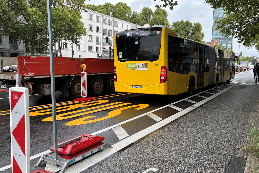 Neu: die Busspur in der Elsenstraße zwischen Am Treptower Park und Puschkinallee. 