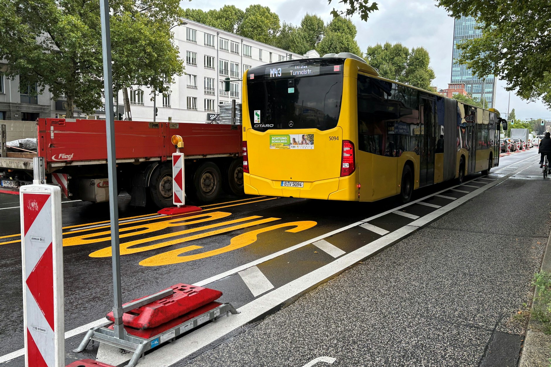 Neu: die Busspur in der Elsenstraße zwischen Am Treptower Park und Puschkinallee.