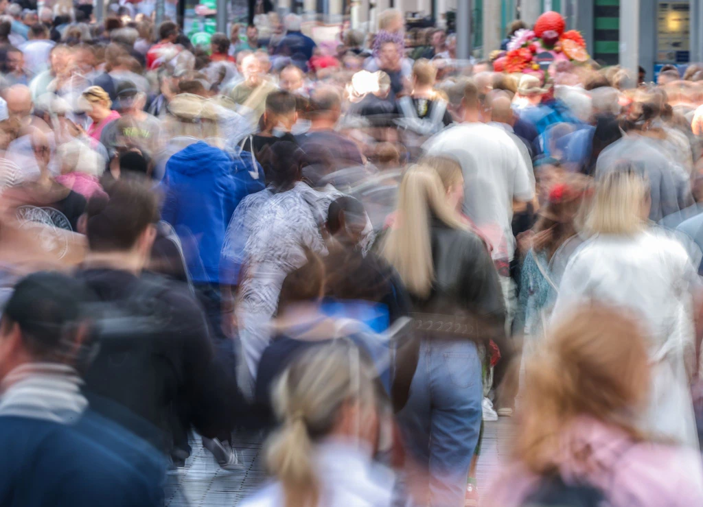 ÖRR und Polizei auf Prüfstand: Deutsche verlieren Vertrauen in Staat und Medien